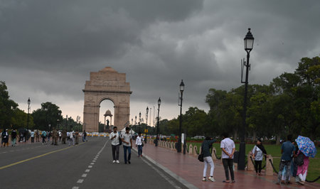 NEW DELHI, INDIA - SEPTEMBER 4 2024  Visitors during heavy drizzle at Kartavya Path, on September 4, 2024 in New Delhi, India. Delhi residents witnessed a sudden change in weather as heavy rain lashed several parts of the city. (Photo by Sonu Mehta/Hindusのeditorial素材