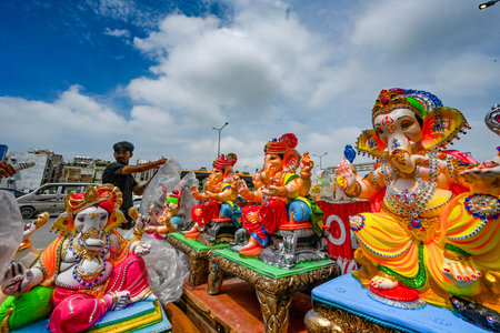 NEW DELHI, INDIA - SEPTEMBER 6 2024  People purchase idols of Lord Ganesha ahead of Ganesha Chaturthi, at Patparganj area on September 6, 2024 in New Delhi, India. Ganesh Chaturthi is celebrated across the country to mark the birth of the god associated wのeditorial素材