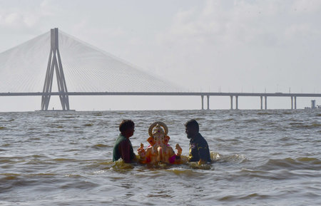 MUMBAI, INDIA - SEPTEMBER 8 2024  A Devotees immerses Lord Ganesha idol in the Arabian Sea during the one-and-half day Ganpati immersion, at Dadar Chowpatty, on September 8, 2024 in Mumbai, India. (Photo by Bhushan Koyande/Hindustan Times )のeditorial素材