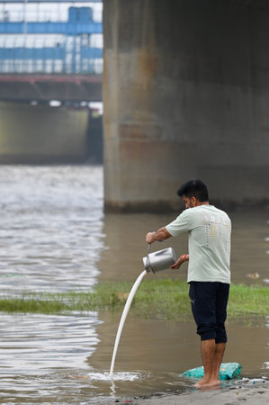 NOIDA, INDIA - SEPTEMBER 8: Devotees gather at the Yamuna River during the immersion ceremony on the second day of the Ganesh Chaturthi festival, on September 8, 2024 in Noida, India. (Photo by Sunil Ghosh/Hindustan Times )のeditorial素材