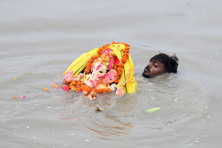 NEW DELHI, INDIA - SEPTEMBER 8 2024  Devotees gathered for the immersion of Lord Ganesh idols at Yamuna River near Jaitpur Madanpur Khadar Village, on September 8, 2024 in New Delhi, India. (Photo by Salman Ali/Hindustan Times )のeditorial素材