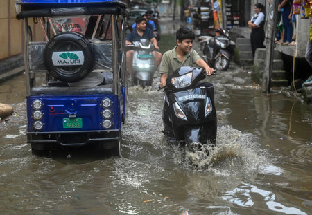 NEW DELHI, INDIA - SEPTEMBER 9 2024  Local Residents wade through a waterlogged stretch after the Rain at Dallupura, near Mayur Vihar, on September 9, 2024 in New Delhi, India. (Photo by Raj K Raj/Hindustan Times )のeditorial素材