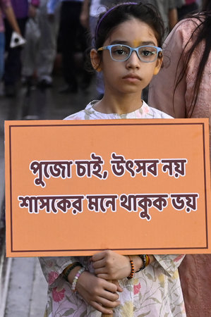 KOLKATA INDIA SEPTEMBER 11 2024 A child holds a poster during the protest rally Vivek Jagoron Yatra demanding justice for the trainee doctor who was allegedly raped and killed at the RG Kar Hospital on September 11 2024 in Kolkata India Photo by Samir Janのeditorial素材