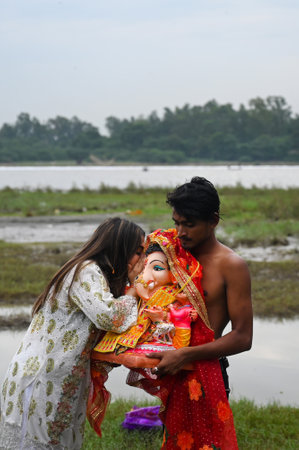 NOIDA INDIA SEPTEMBER 11 2024 Devotees gather at the Yamuna River during the immersion ceremony on the fifth day of the Ganesh Chaturthi festival on September 11 2024 in Noida India The DPCC has prohibited the immersion of idols in the Yamuna and other waのeditorial素材