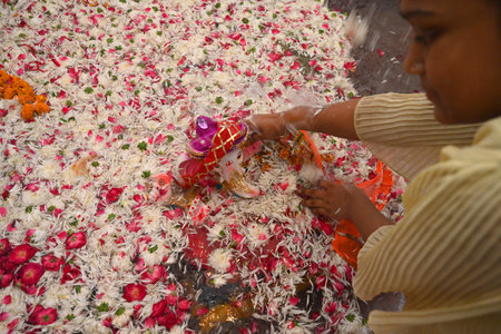 NEW DELHI INDIA SEPTEMBER 11 2024 Devotees seen immersing Idols of Hindu Lord Ganesh five day s at Delhi ka Maharaja go for ecofriendly Ganpati Visarjan during the 23rd Ganesh Mahotsav 2024 at Laxmi Nagar on September 11 2024 in New Delhi India The immersのeditorial素材