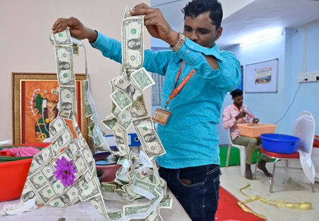 MUMBAI, INDIA - SEPTEMBER 16: Volunteer of Lalbaugcha raja mandal shows US dollars garland, offered by devotees to Lalbaug Raja during the festival at Lalbaug  on September 16, 2024 in Mumbai, India. (Photo by Anshuman Poyrekar/Hindustan Times)のeditorial素材