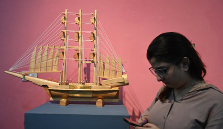 NEW DELHI, INDIA - SEPTEMBER 16: People visit and Looks Exhibition after Minister of Tourism, Culture and Development of North Eastern Region of India Gajendra Singh Shekhawat inauguration of exhibition of mementos presented to Prime Minister Narendra Modのeditorial素材