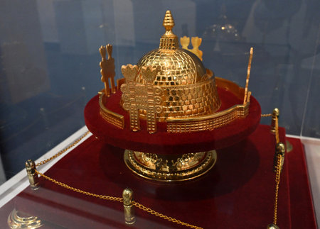 NEW DELHI, INDIA - SEPTEMBER 16: People visit and Looks Exhibition after Minister of Tourism, Culture and Development of North Eastern Region of India Gajendra Singh Shekhawat inauguration of exhibition of mementos presented to Prime Minister Narendra Modのeditorial素材