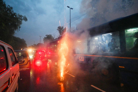 NEW DELHI INDIA SEPTEMBER 13 2024 AAP workers celebrate Outside Tihar Jail after the Supreme Court granted bail to Chief Minister Arvind Kejriwal on September 13 2024 in New Delhi India Delhi Chief Minister Arvind Kejriwal on Friday walked out of Tihar jaのeditorial素材