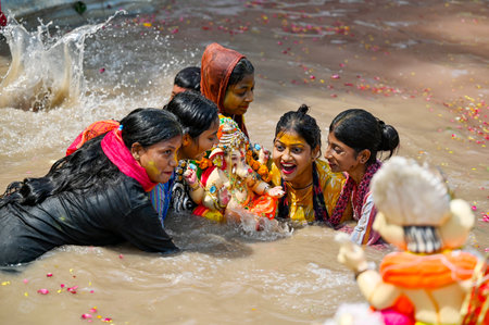 NEW DELHI INDIA SEPTEMBER 17 2024 Devotees immerse an idol of Lord Ganesh in the water pond created by the Delhi Government on the last day of the Ganesh Chaturthi festival at Geeta Colony on September 17 2024 in New Delhi India Photo by Raj K Raj Hindustのeditorial素材