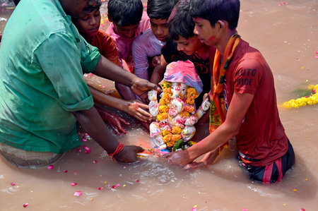 NEW DELHI INDIA SEPTEMBER 17 2024 Devotees immerse an idol of Lord Ganesh in the water pond created by the Delhi Government on the last day of the Ganesh Chaturthi festival at Geeta Colony on September 17 2024 in New Delhi India Photo by Raj K Raj Hindustのeditorial素材