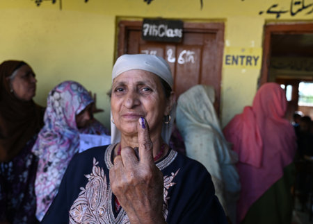 SRINAGARINDIA SEPTEMBER 18 2024 A woman shows her ink-stained finger after casting vote at a polling station during the first phase of assembly elections on September 18 2024 in Kulgam South of Srinagar India. Jammu and Kashmir is witnessing first assemblのeditorial素材
