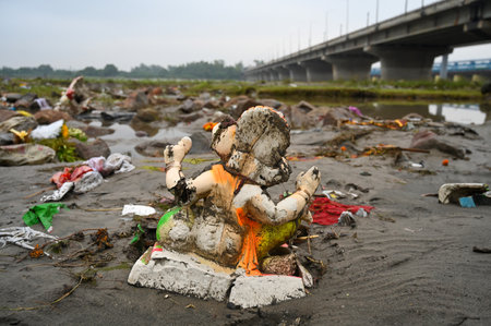 NOIDA INDIA SEPTEMBER 19 2024 A view of dirt spread in Yamuna riverbank after idol immersion on September 19 2024 in Noida India. Photo by Sunil Ghosh Hindustan Timesのeditorial素材