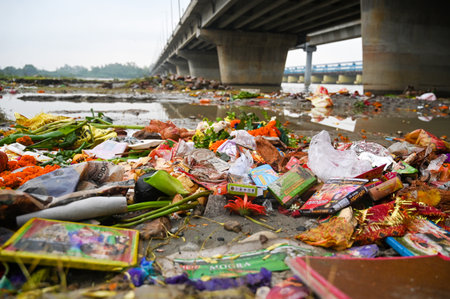 NOIDA INDIA SEPTEMBER 19 2024 A view of dirt spread in Yamuna riverbank after idol immersion on September 19 2024 in Noida India. Photo by Sunil Ghosh Hindustan Timesのeditorial素材