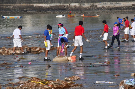 MUMBAI INDIA SEPTEMBER 19 2024 BMC staff and volunteers from different organisations during the Beach clean up drive a day after immersion of the idols of Lord Ganesha during Ganesh Chaturthi at Girgaon Chowpatty on September 19 2024 in Mumbai India. Photのeditorial素材