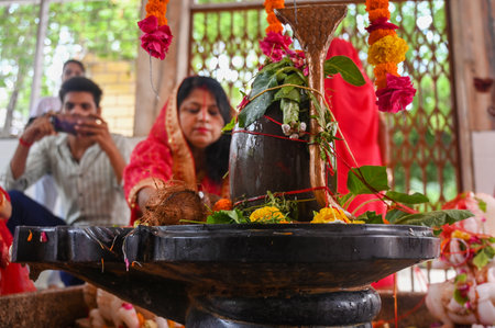 NOIDA INDIA SEPTEMBER 6 2024 Devotees worship Lord Shiva in the temple of Sector 2 on Hartalika Teej on September 6 2024 in Noida India Hartalika Teej welcome the monsoon season and are celebrated primarily by girls and women with songs dancing and prayerのeditorial素材