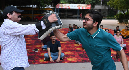 NEW DELHI, INDIA - SEPTEMBER 26: Resident doctors of GTB learn self-defense techniques at GTB Hospital oraganised by Delhi Police and social organization experts in aftermath the Kolkata KG Kar Medical college incident  on September 26, 2024 in New Delhi,のeditorial素材