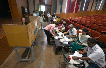 NEW DELHI, INDIA - SEPTEMBER 27: Students casting their votes for DUSU election at Ramjas Collage North Delhi University on September 27, 2024 in New Delhi, India. (Photo by Sonu Mehta/Hindustan Times)のeditorial素材