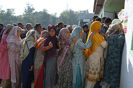 BANDIPORA INDIA OCTOBER 1 2024 Voters queue up at a polling booth to cast their vote during the third and final phase of the Jammu and Kashmir assembly election on October 1 2024 in Bandipora India Photo By Waseem Andrabi Hindustan Timesのeditorial素材