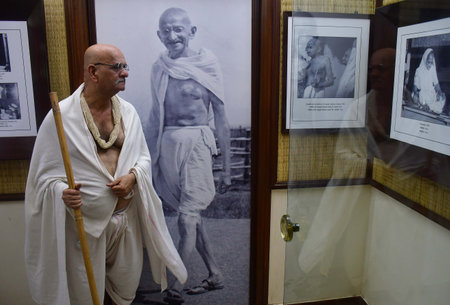 MUMBAI, INDIA - OCTOBER 2: To commemorate Gandhi Jayanti, the Mumbai Municipal Corporation's D-Ward organized a Swachhata Abhiyan rally, Upendra Krishnalal Thanawala, a Mahatma Gandhi lookalike, participated in the event and visited Mani Bhavan, a signifiのeditorial素材