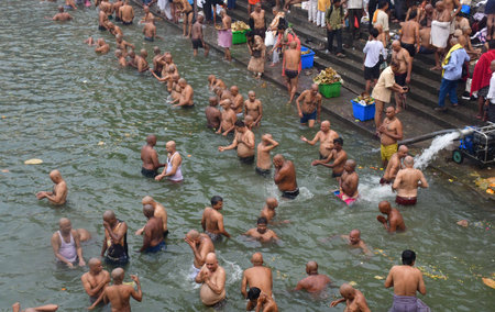 MUMBAI, INDIA - OCTOBER 2: Devotees take a dip in the Banganga Tank on 'Sarvapitri Amavasya', marking the end of the Pitru Paksha, on October 2, 2024 in Mumbai, India. (Photo by Bhushan Koyande/Hindustan Times )のeditorial素材