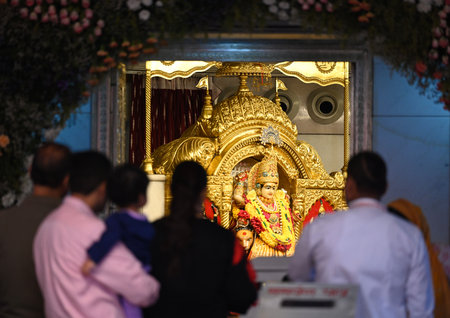 NEW DELHI INDIA OCTOBER 3 2024 Devotees seen offering prayers on the first day of Navratri Festival at Jhandewalan Temple on October 3 2024 in New Delhi India Photo by Sanchit Khanna Hindustan Timesのeditorial素材