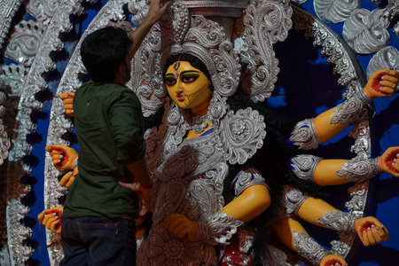 NEW DELHI, INDIA - OCTOBER 7: An artist giving final touches to the idols of goddess Durga ahead of the Durga Puja festival at Arambagh Puja pundal on October 7, 2024 in New Delhi, India. Durga Puja with a meaningful social theme: Abandoned Mothers. (Photのeditorial素材