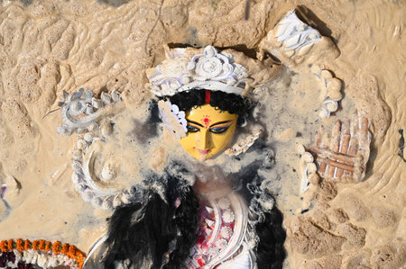 GURUGRAM, INDIA - OCTOBER 13: Devotees immerse the idol of Goddess Durga in an artificial pit on the final day of Durga Puja Festival at Sector 56 near Kendriya Vihar, on October 13, 2024 in Gurugram, India. (Photo by Parveen Kumar/Hindustan Times )のeditorial素材