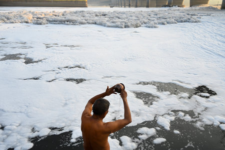 NEW DELHI, INDIA - OCTOBER 26: The Yamuna River is frequently blanketed with a toxic foam from untreated industrial wastes. But worshipers offering water to Lord Surya at Kalindi Kun Ghat, on October 26, 2024 in New Delhi, India. (Photo by Sunil Ghosh/Hinのeditorial素材