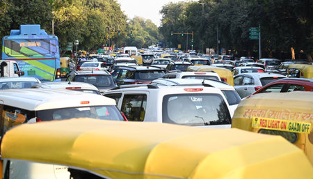 NEW DELHI, INDIA - OCTOBER 25: Heavy traffic congestion at India gate roundabout ahead of Diwali festival, on October 25, 2024 in New Delhi, India. (Photo by Sonu Mehta/Hindustan Times )のeditorial素材