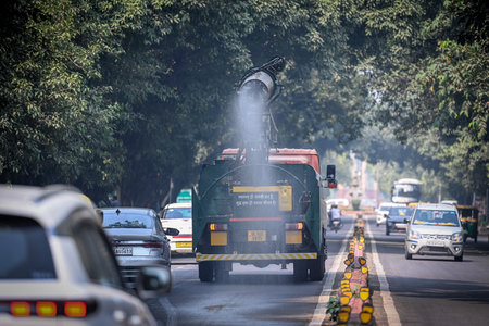 NEW DELHI, INDIA - OCTOBER 27: An Anti Smog Truck seen sprinkling water over the street to settle down dust particles amid pollution at Zakir Hussain Marg on October 27, 2024 in New Delhi, India. The level of air pollution in multiple areas in Delhi contiのeditorial素材