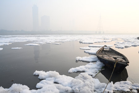 NEW DELHI, INDIA - OCTOBER 27: A view of the Yamuna River covered in toxic foam from untreated industrial and domestic waste at Kalindi Kunj on October 27, 2024 in New Delhi, India. The pungent foam contains high levels of ammonia and phosphates, posing sのeditorial素材