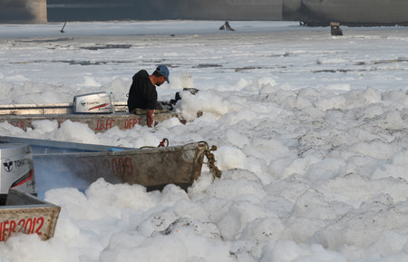 NEW DELHI, INDIA - OCTOBER 27: Delhi authorities workers moving their boats to settle the toxic form at the Yamuna River at Kalindi Kunj, on October 27, 2024 in New Delhi, India. The pungent foam contains high levels of ammonia and phosphates, posing seriのeditorial素材