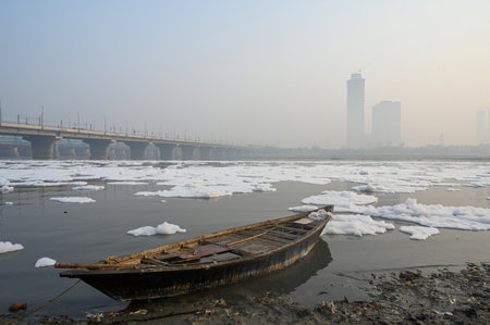 NEW DELHI, INDIA - OCTOBER 28: A view of Yamuna River which is covered with foam from the discharge of untreated industrial and domestic waste at Kalindi Kunj, on October 28, 2024 in New Delhi, India. (Photo by Sunil Ghosh/Hindustan Times)のeditorial素材