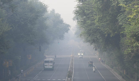 NEW DELHI, INDIA - OCTOBER 28: A view of Tilak Marg near Supreme court engulfed in a layer of smog on October 28, 2024 in New Delhi, India. (Photo by Arvind Yadav/Hindustan Times)のeditorial素材