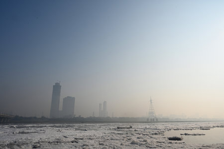 NEW DELHI INDIA OCTOBER 29 2024 Delhi authorities workers spray defoamer chemicals to dissolve the toxic foam at the Yamuna River at Kalindi Kunj on October 29 2024 in New Delhi India The pungent foam contains high levels of ammonia and phosphates posing のeditorial素材