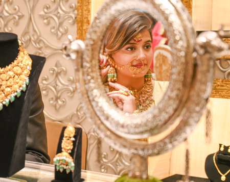 NEW DELHI INDIA OCTOBER 29 2024 People purchasing Gold Jewellery on the occasion of Dhanteras Festival on October 29 2024 in New Delhi India Photo by Ajay Aggarwal Hindustan Timesのeditorial素材
