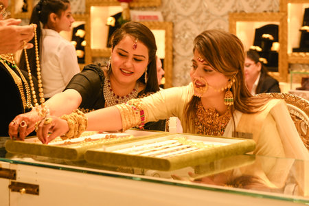 NEW DELHI INDIA OCTOBER 29 2024 People purchasing Gold Jewellery on the occasion of Dhanteras Festival on October 29 2024 in New Delhi India Photo by Ajay Aggarwal Hindustan Timesのeditorial素材