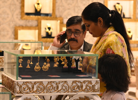 NEW DELHI INDIA OCTOBER 29 2024 People purchase gold and Silver Jewellery at PP Jewellers Karol Bagh on Dhanteras a Hindu festival associated with Lakshmi the Goddess of wealthon October 29 2024 in New Delhi India Dhanteras also known as Dhantrayodashi isのeditorial素材