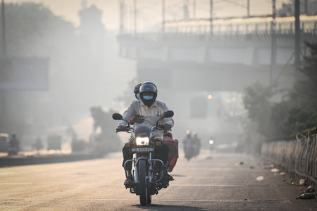 NEW DELHI, INDIA - NOVEMBER 1: A layer of smog engulfed during the early hours of the morning at Kirti Nagar, on November 1, 2024 in New Delhi, India. Delhi NCR has seen a sharp rise in pollution levels following Diwali despite a ban on firecrackers. The のeditorial素材