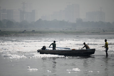 NEW DELHI, INDIA - NOVEMBER 3: A view of Yamuna River covered with toxic foam, at Kalindi Kunj, on November 3, 2024 in New Delhi, India. The Yamuna River is inundated with toxic foam ahead of Chhath Puja, set to be celebrated from November 6 to 8, raisingのeditorial素材