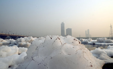 NEW DELHI, INDIA - NOVEMBER 2: Toxic foam seen floating over Yamuna River at Kalindi Kunj on November 2, 2024 in New Delhi, India. The Yamuna River is inundated with toxic foam ahead of Chhath Puja, set to be celebrated from November 6 to 8, raising conceのeditorial素材