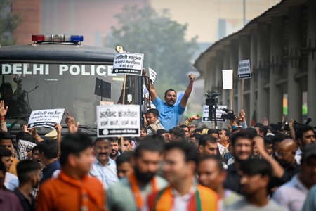 NEW DELHI INDIA NOVEMBER 4 2024 BJP workers during their protest against Delhi CM Atishi demanding of reinstatement of Bus Marshals at CM Residence near Guru Harikishan School on November 4 2024 in New Delhi India Photo by Sanchit Khanna Hindustan Timesのeditorial素材