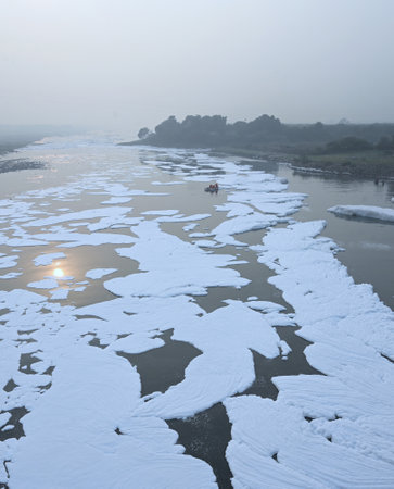NEW DELHI INDIA NOVEMBER 4 2024 Toxic Froth floating over Yamuna River at Kalindi Kunj on November 4 2024 in New Delhi India Photo by Vipin Kumar Hindustan Timesのeditorial素材