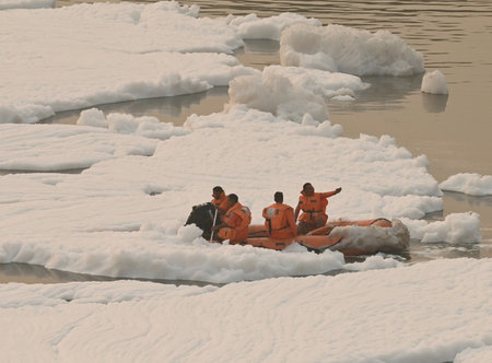 NEW DELHI INDIA NOVEMBER 4 2024 NDRF personnel searching for the body of a man feared dead after being thrown into Yamuna in high-speed collision at Kalindi Kunj Bridge on last Friday on November 4 2024 in New Delhi India Photo by Vipin Kumar Hindustan Tiのeditorial素材