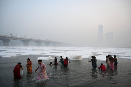 NEW DELHI INDIA NOVEMBER 5 2024 Devotees offering prayer on Nahaye Khaye first day of Chhath Puja amid toxic pollution in Yamuna River at Kalindi Kung on November 5 2024 in New Delhi India Photo by Salman Ali Hindustan Timesのeditorial素材