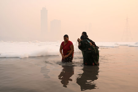 NEW DELHI INDIA NOVEMBER 5 2024 Devotees offering prayer on Nahaye Khaye first day of Chhath Puja amid toxic pollution in Yamuna River at Kalindi Kung on November 5 2024 in New Delhi India Photo by Salman Ali Hindustan Timesのeditorial素材