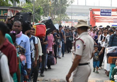 NEW DELHI INDIA NOVEMBER 5 2024 Crowds of People arrives to board the trains to reach their hometowns ahead of the Chhath Puja festival at at Anand Vihar Railway Station on November 5 2024 in New Delhi India Photo by Sanchit Khanna Hindustan Timesのeditorial素材