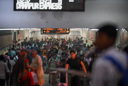 NEW DELHI INDIA NOVEMBER 5 2024 Crowds of People arrives to board the trains to reach their hometowns ahead of the Chhath Puja festival at at Anand Vihar Railway Station on November 5 2024 in New Delhi India Photo by Sanchit Khanna Hindustan Timesのeditorial素材