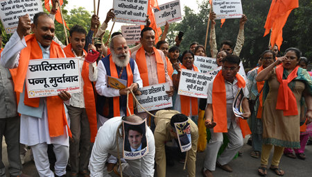 NEW DELHI INDIA NOVEMBER 5 2024 Activists of United Hindu Front and Rashtrawadi Shiv Sena protest against Canadian PM Justin Trudeau over the attacks on Hindu Temple in Brampton by Khalistani supporters at Jantar Mantar on November 5 2024 in New Delhi Indのeditorial素材